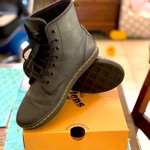 DR.MARTENS Shoreditch in Black Greasy Lamper